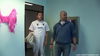 Une Femme Hollandaise Mature Et Sexy Fait Plaisir À Deux Hommes En Une Nuit