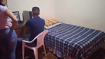 Mi Hermanastra Prohíbe Mi Juego: Encuentro Secreto Con Mi Hermanastra Mientras Nuestra Madrastra Está Cerca