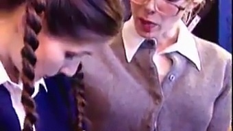 Joven Profesora Y Estudiante Universitaria Se Involucran En Sexo Lésbico