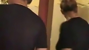 성숙한 엄마와 십대 연상 아들이 목욕을 공유합니다