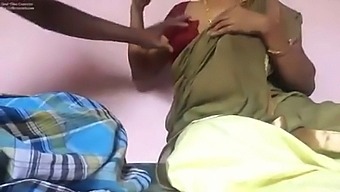 アフリカ系アメリカ人のメイドの胸と乳輪を雇用主が荒々しくマッサージする。