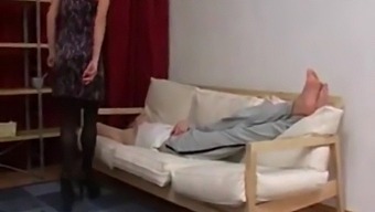 금지된 관계에서 성숙한 젊은이