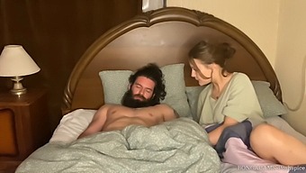 زوجة الأب الروسية تغوي وتعطي البلع العميق الفوضوي