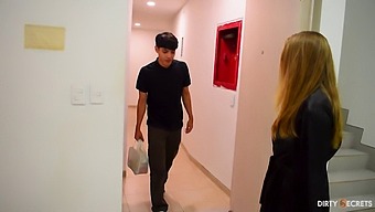 ラテン系の女子大生が、寮の部屋で彼女のスタッドの同級生と官能的なマッサージと激しいアナルセックスを楽しむ。