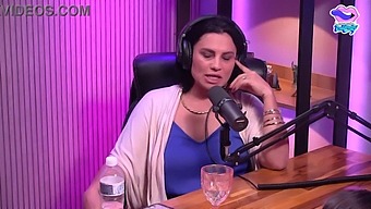 واژن ویزیتور به صورت دهانی تحریک میشد