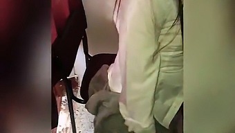 Una Profesora Universitaria Madura Se Involucra En Actividades Sexuales Con Una Joven Estudiante Latina En El Aula, Creando Un Encuentro Intenso Y Apasionado. Esta Escena Muestra La Dinámica Entre La Profesora Y La Estudiante, Con Los Elementos Añadidos De La Vida Del Dormitorio Y El Sexo Amateur.