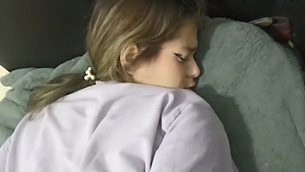 Penetro Apasionadamente El Trasero De Mi Pequeña Y Adorable Hermanastra En El Sofá Durante Una Reunión Cuando Nuestros Padrastros Están Ausentes.
